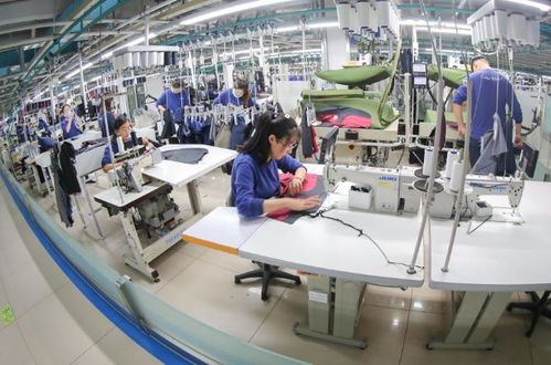 科技賦能打造智能工廠 上?？萍计髽I(yè)將“私人定制”服裝搬上現(xiàn)代流水線